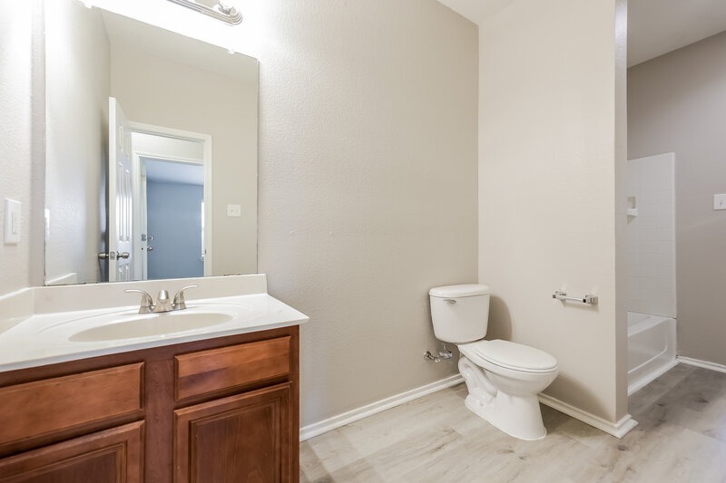 2,335/Mo, 609 Snapdragon Ln Desoto, TX 75115 Bathroom View