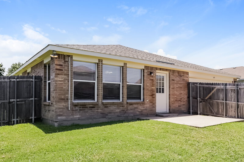 2,335/Mo, 609 Snapdragon Ln Desoto, TX 75115 Rear View