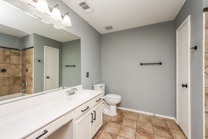2,000/Mo, 214 Centenary Dr Forney, TX 75126 Main Bathroom View