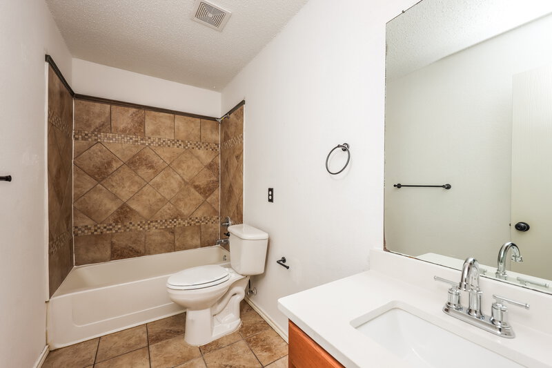 2,000/Mo, 214 Centenary Dr Forney, TX 75126 Bathroom View