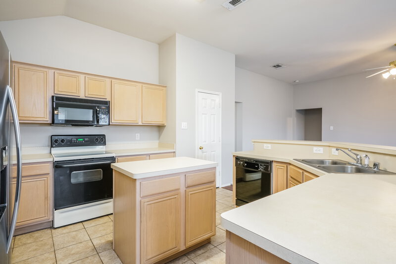 2,450/Mo, 1013 Urban Dr Desoto, TX 75115 Kitchen View