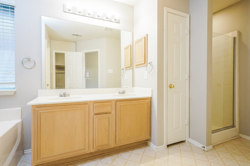 2,450/Mo, 1013 Urban Dr Desoto, TX 75115 Main Bathroom View