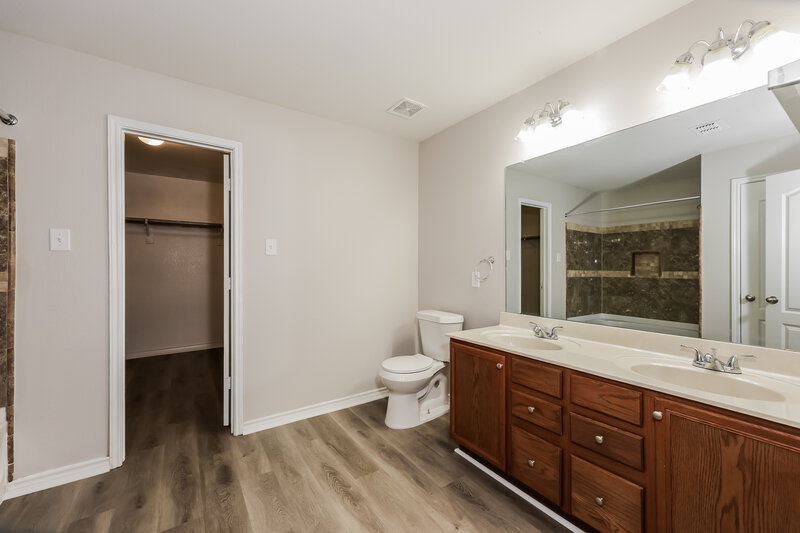 2,530/Mo, 344 Summer Tree Dr Hutchins, TX 75141 Main Bathroom View