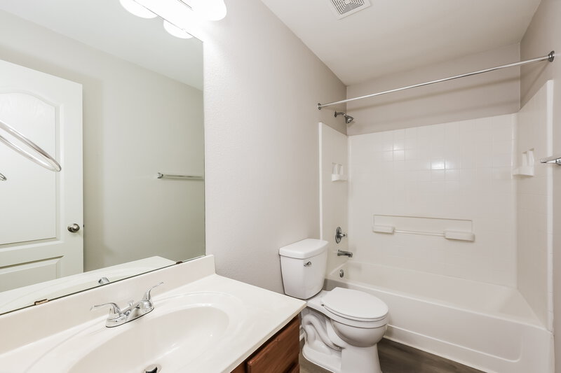 2,530/Mo, 344 Summer Tree Dr Hutchins, TX 75141 Main Bathroom View 2