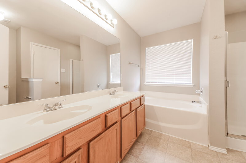 1,775/Mo, 302 S Chestnut St Forney, TX 75126 Main Bathroom View