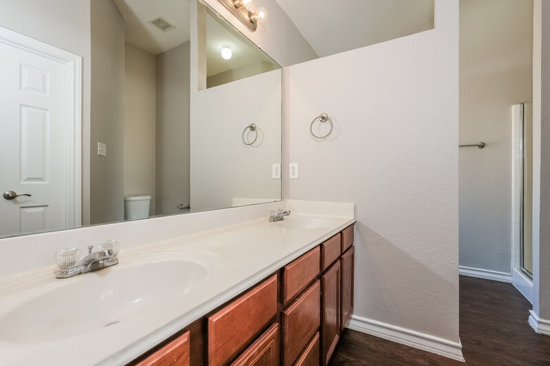 1,885/Mo, 909 Crowder Dr Crowley, TX 76036 Main Bathroom View