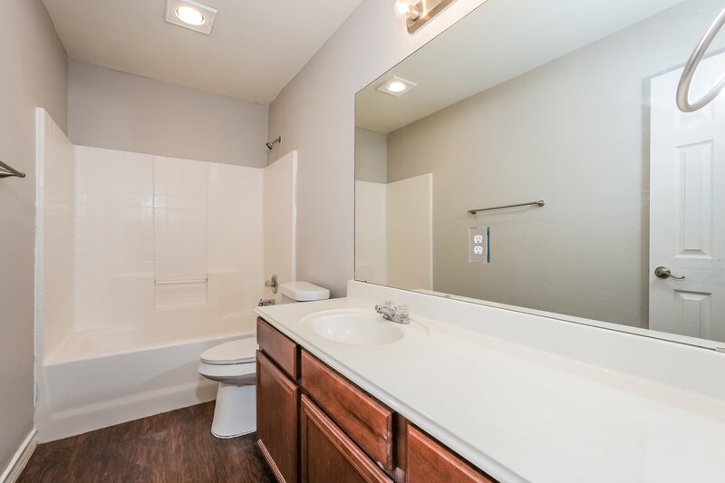 1,885/Mo, 909 Crowder Dr Crowley, TX 76036 Bathroom View