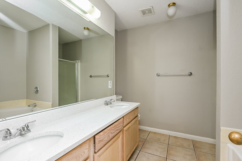 2,020/Mo, 925 Comiskey Ct Saginaw, TX 76179 Main Bathroom View