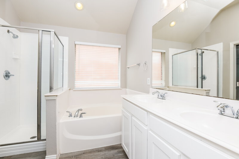2,250/Mo, 8905 Friendswood Dr Fort Worth, TX 76123 Main Bathroom View