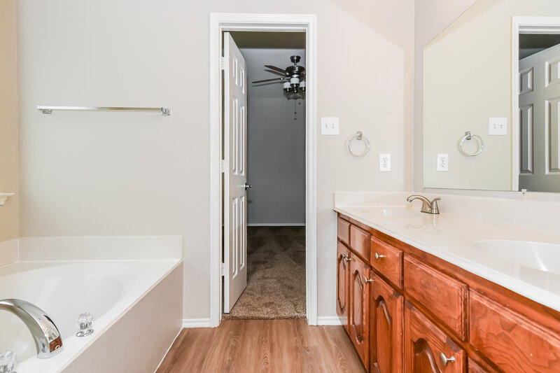 1,870/Mo, 600 Preston Dr Royse City, TX 75189 Main Bathroom View 2