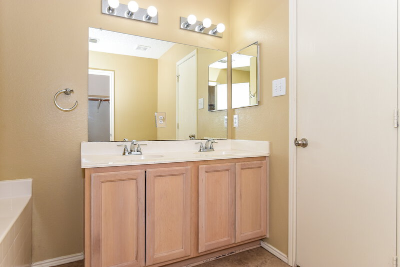 1,720/Mo, 2519 Eastwood Dr Rockwall, TX 75032 Main Bathroom View
