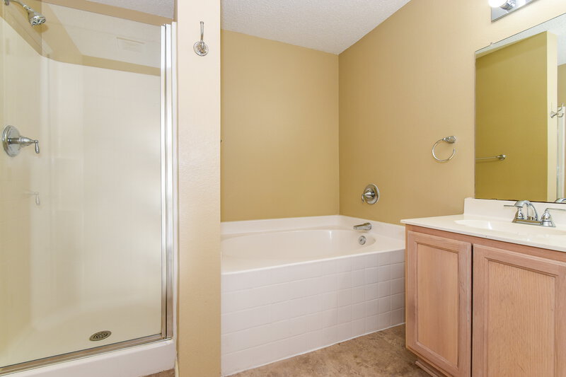 1,720/Mo, 2519 Eastwood Dr Rockwall, TX 75032 Main Bathroom View 2