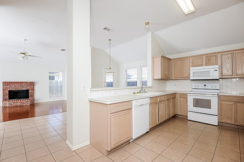 2,255/Mo, 6618 Spencer Dr Arlington, TX 76002 Kitchen View 2