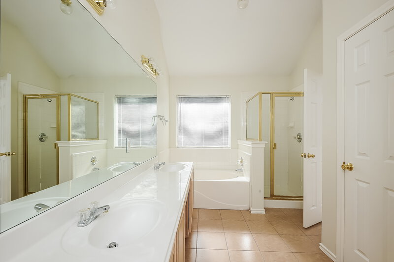 2,255/Mo, 6618 Spencer Dr Arlington, TX 76002 Master Bathroom View