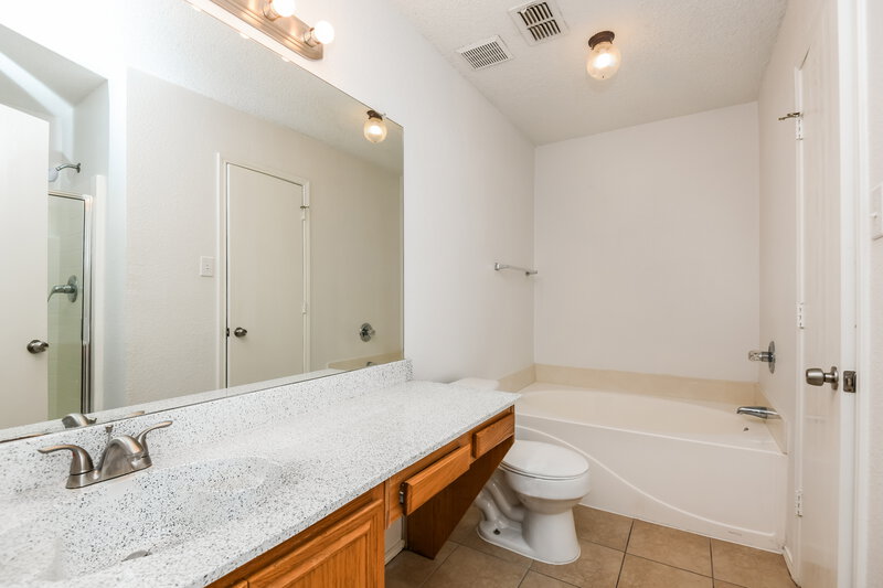1,770/Mo, 8620 Garden Springs Dr Fort Worth, TX 76123 Main Bathroom View