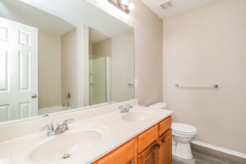 2,300/Mo, 1449 Kramer Ct Burleson, TX 76028 Main Bathroom View