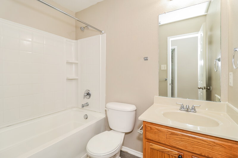 2,300/Mo, 1449 Kramer Ct Burleson, TX 76028 Bathroom View