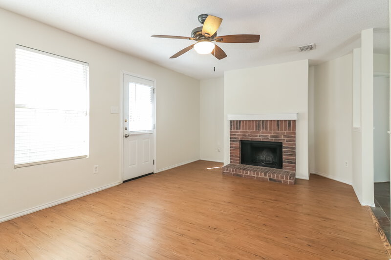 1,970/Mo, 8804 Seven Oaks Ln Denton, TX 76210 Living Room View