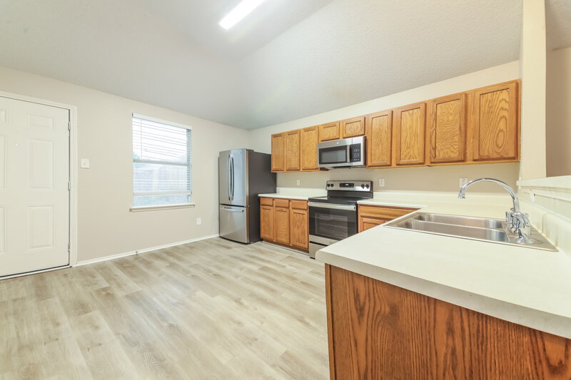 2,040/Mo, 2413 Finch Dr Mesquite, TX 75181 Kitchen View