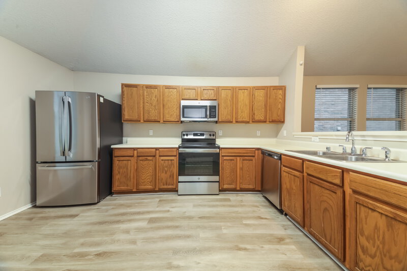 2,040/Mo, 2413 Finch Dr Mesquite, TX 75181 Kitchen View 2