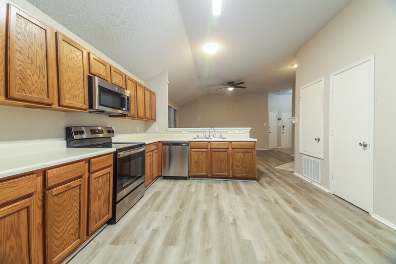 2,040/Mo, 2413 Finch Dr Mesquite, TX 75181 Kitchen View 3