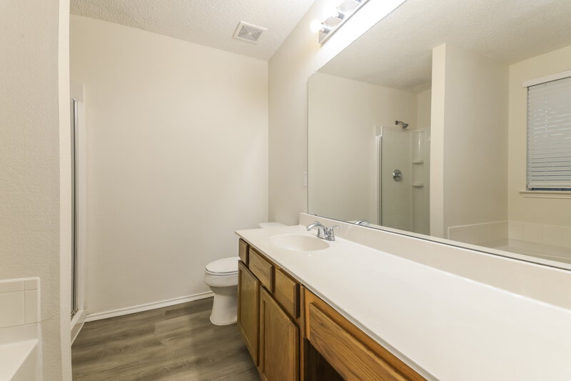 2,040/Mo, 2413 Finch Dr Mesquite, TX 75181 Main Bathroom View