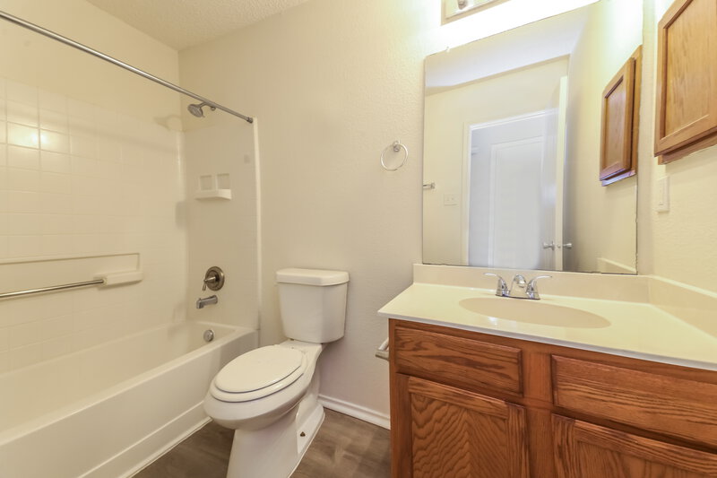 2,040/Mo, 2413 Finch Dr Mesquite, TX 75181 Bathroom View