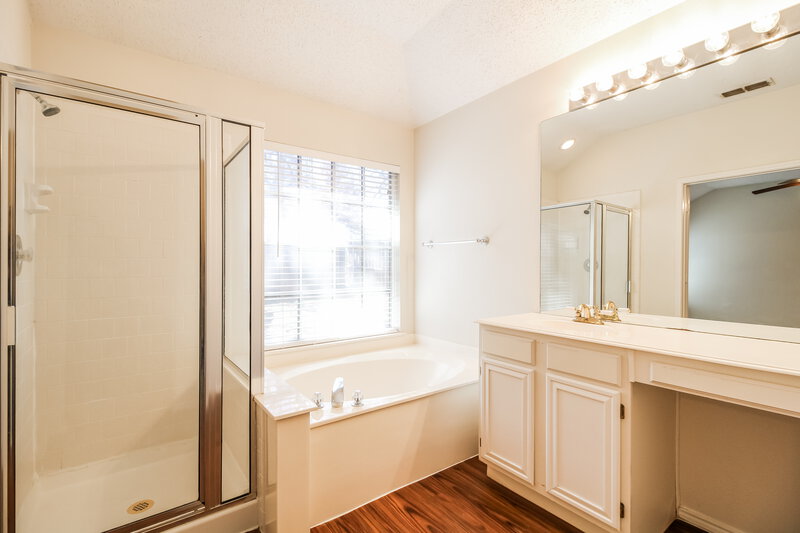 2,370/Mo, 104 Silktree Ct Lake Dallas, TX 75065 Main Bathroom View