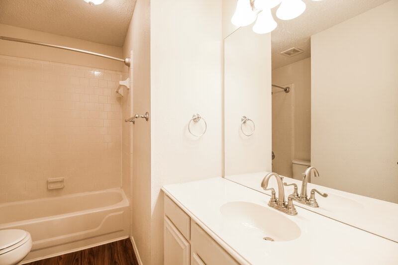 2,370/Mo, 104 Silktree Ct Lake Dallas, TX 75065 Bathroom View