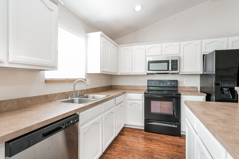 1,810/Mo, 913 Honey Locust Ln Crowley, TX 76036 Kitchen View