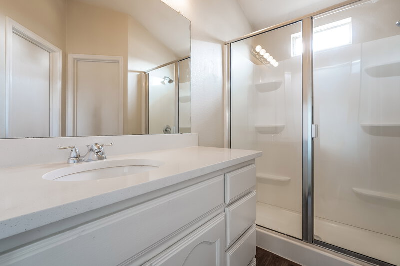 1,810/Mo, 913 Honey Locust Ln Crowley, TX 76036 Main Bathroom View
