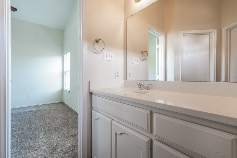 1,810/Mo, 913 Honey Locust Ln Crowley, TX 76036 Main Bathroom View 2