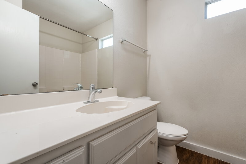 1,810/Mo, 913 Honey Locust Ln Crowley, TX 76036 Bathroom View