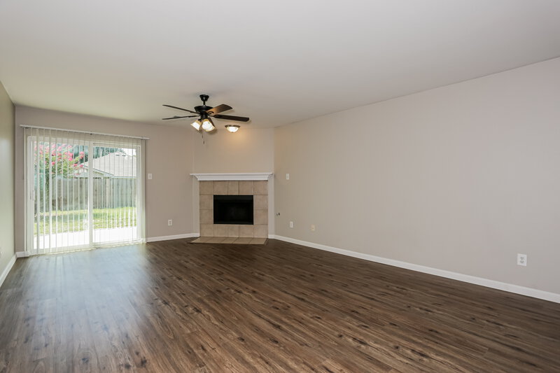 2,270/Mo, 2847 Park Place Dr Grand Prairie, TX 75052 Living Room View