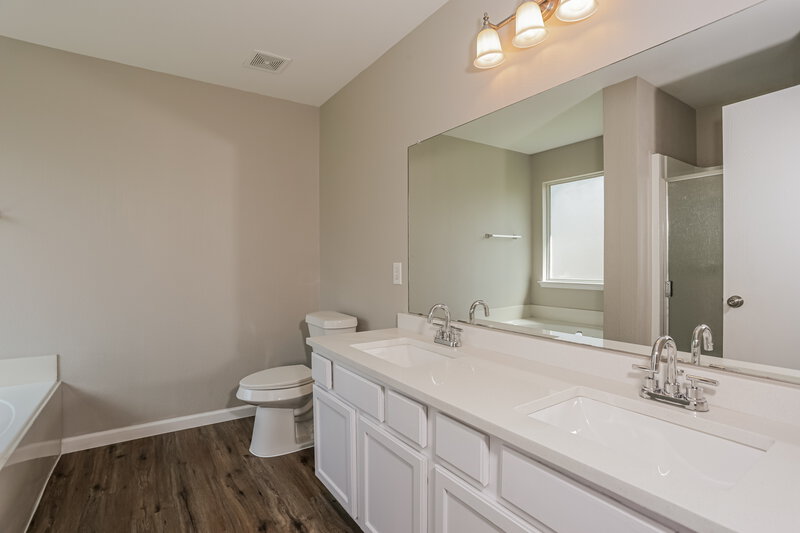 2,270/Mo, 2847 Park Place Dr Grand Prairie, TX 75052 Main Bathroom View