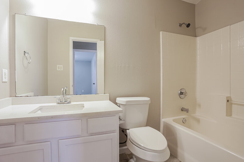 2,270/Mo, 2847 Park Place Dr Grand Prairie, TX 75052 Bathroom View