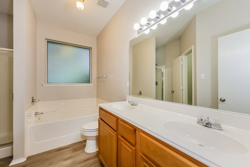 1,965/Mo, 9920 Legacy Dr Fort Worth, TX 76108 Main Bathroom View
