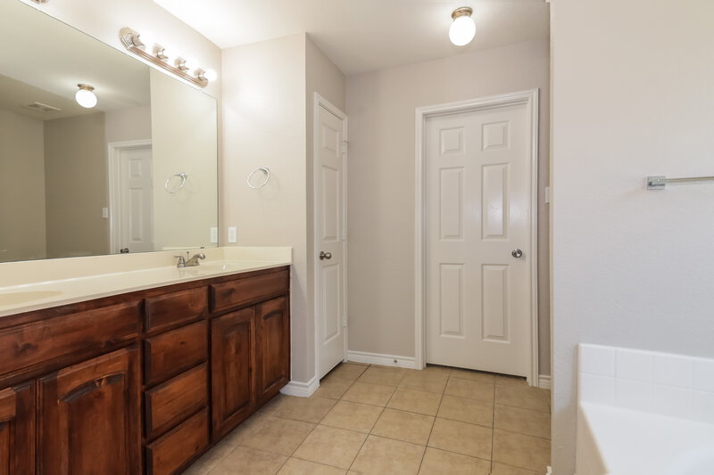 2,185/Mo, 14000 Coyote Trl Haslet, TX 76052 Main Bathroom View