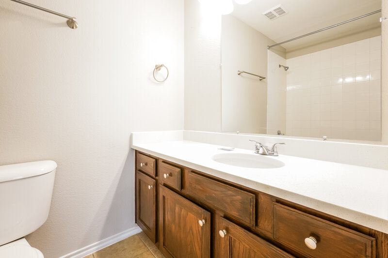 2,260/Mo, 908 Chase Ln Denton, TX 76209 Main Bathroom View