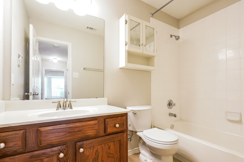 2,260/Mo, 908 Chase Ln Denton, TX 76209 Bathroom View
