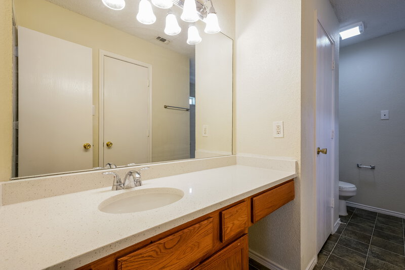 1,735/Mo, 10648 Towerwood Dr Fort Worth, TX 76140 Main Bathroom View
