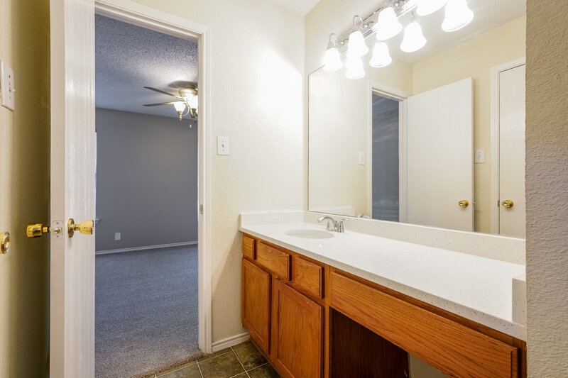 1,735/Mo, 10648 Towerwood Dr Fort Worth, TX 76140 Main Bathroom View 2