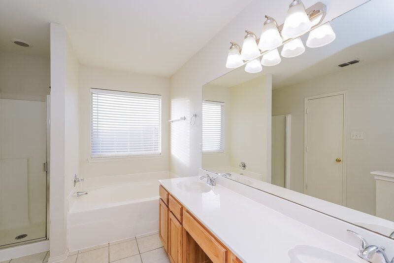 2,100/Mo, 1101 Marcia Ln Burleson, TX 76028 Main Bathroom View