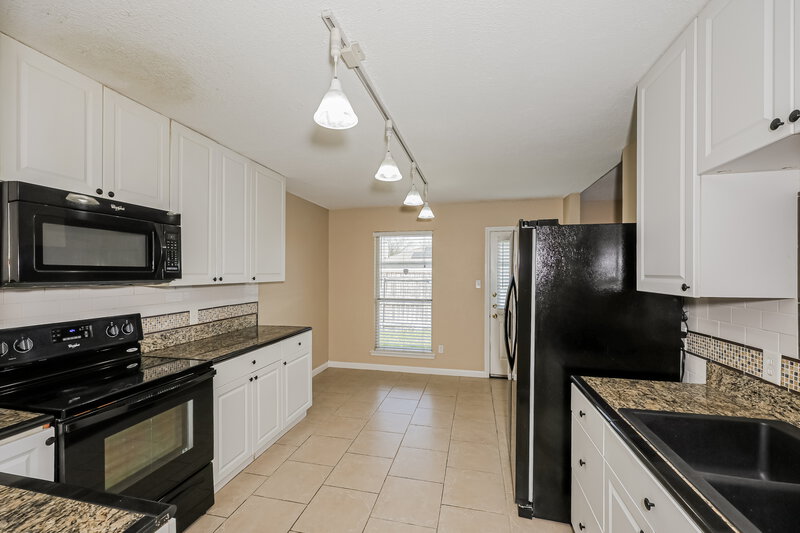 1,975/Mo, 8145 Waterside Trl Fort Worth, TX 76137 Kitchen View 3