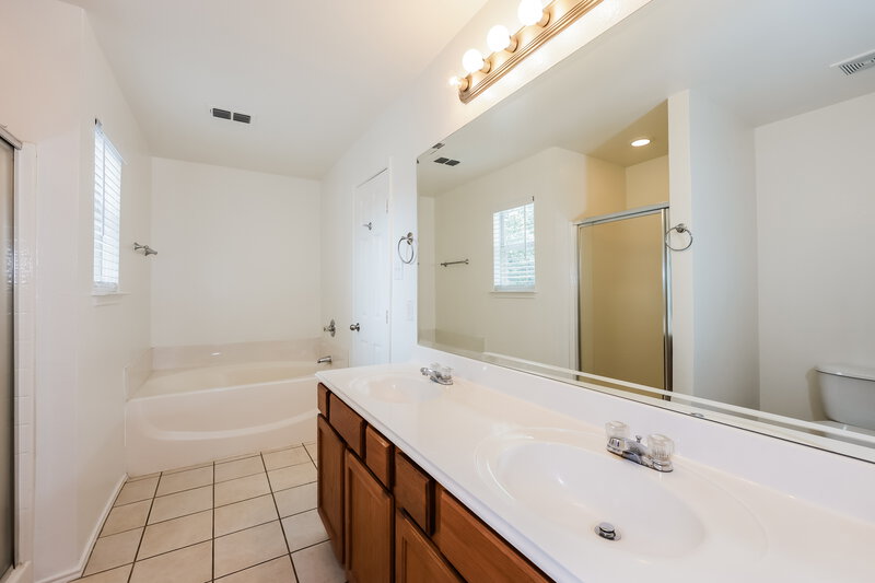 2,055/Mo, 304 Heritage Dr Crowley, TX 76036 Main Bathroom View