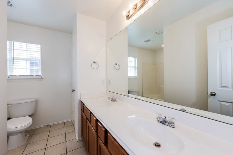 2,055/Mo, 304 Heritage Dr Crowley, TX 76036 Bathroom View
