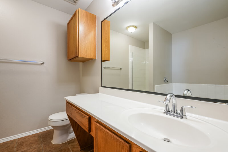 2,040/Mo, 2720 Murphy Dr Lancaster, TX 75134 Main Bathroom View