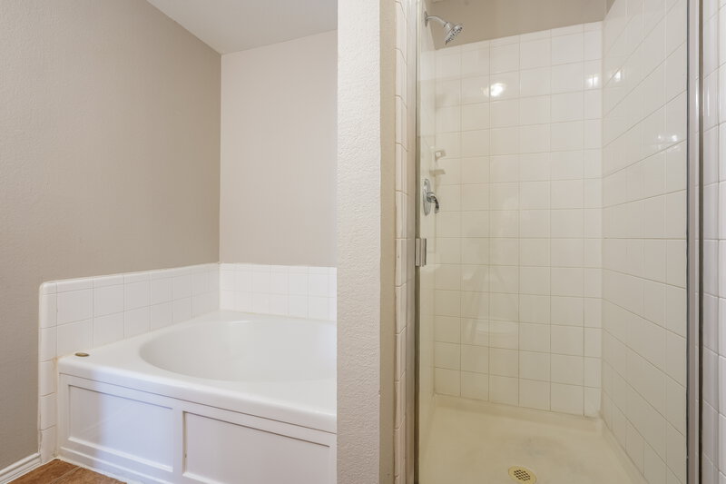 2,040/Mo, 2720 Murphy Dr Lancaster, TX 75134 Main Bathroom View 2