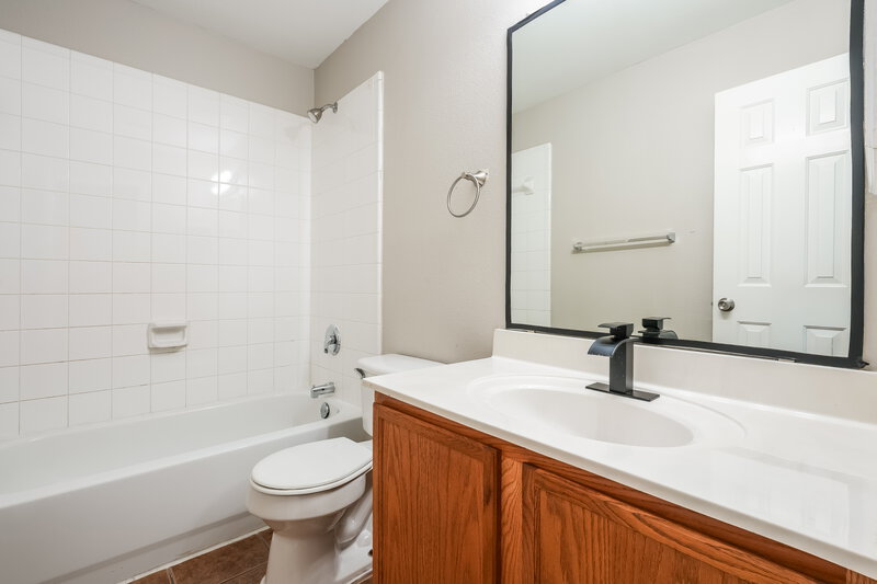 2,040/Mo, 2720 Murphy Dr Lancaster, TX 75134 Bathroom View