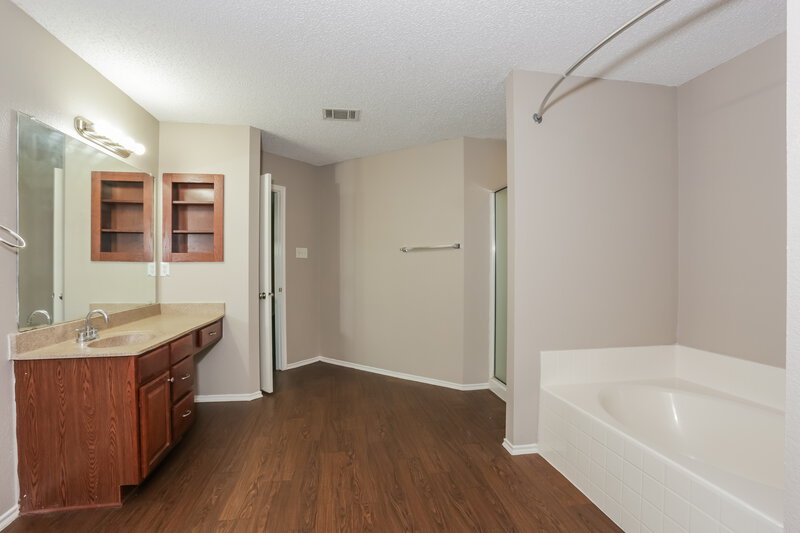 2,250/Mo, 9936 Sparrow Hawk Ln Fort Worth, TX 76108 Main Bathroom View